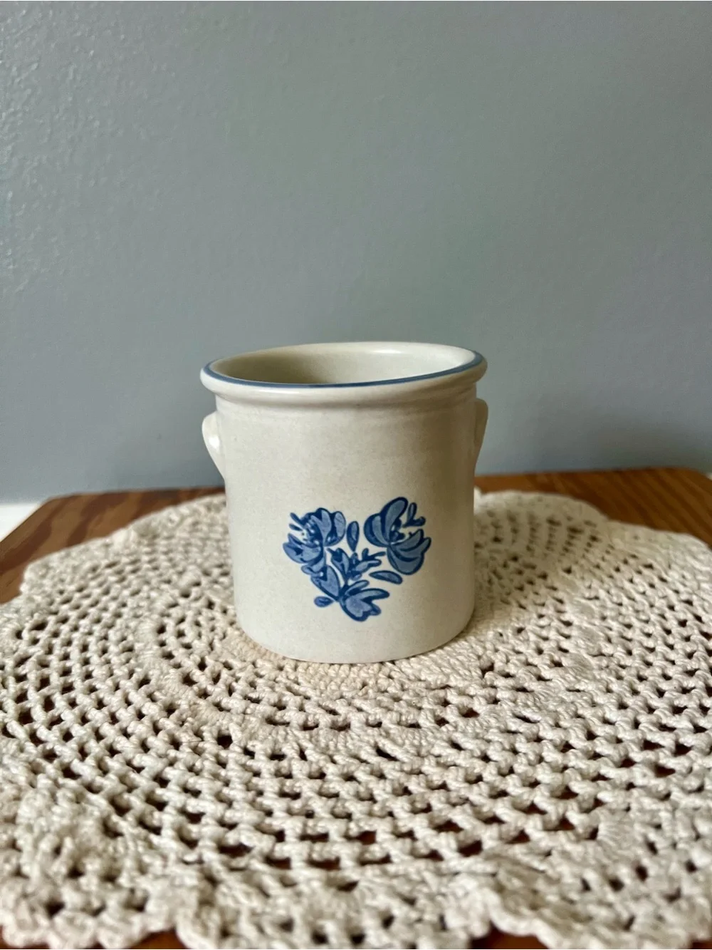 Pfaltzgraff Ceramic Stoneware Yorktowne Mini Crock w/ Blue Floral Motif Vintage